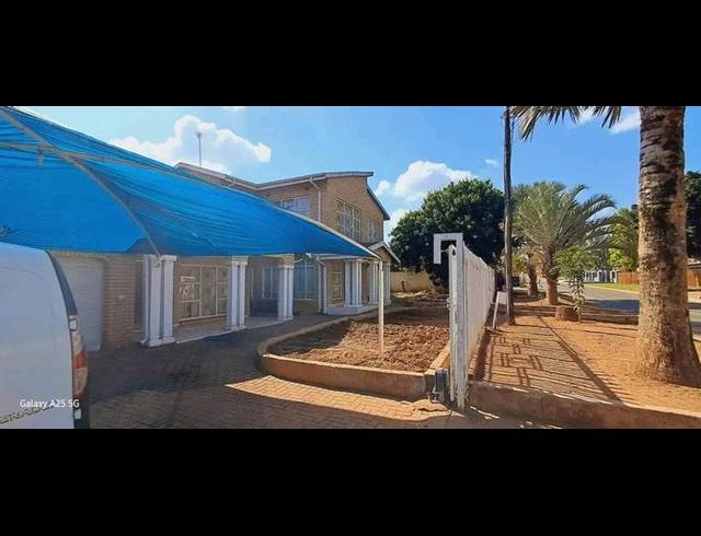 6 BEDROOM HOUSE FOR SALE IN SHAYANDIMA